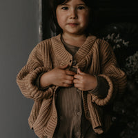 THE CHUNKY CARDIGAN - CARAMEL