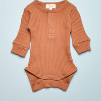 THE RIBBED ONESIE - CINNAMON