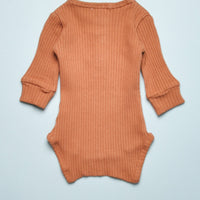 THE RIBBED ONESIE - CINNAMON