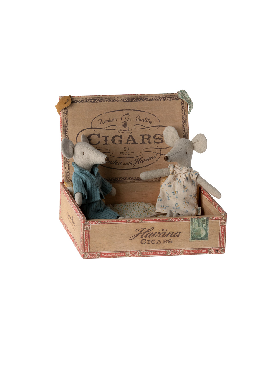 MUM AND DAD IN CIGAR BOX