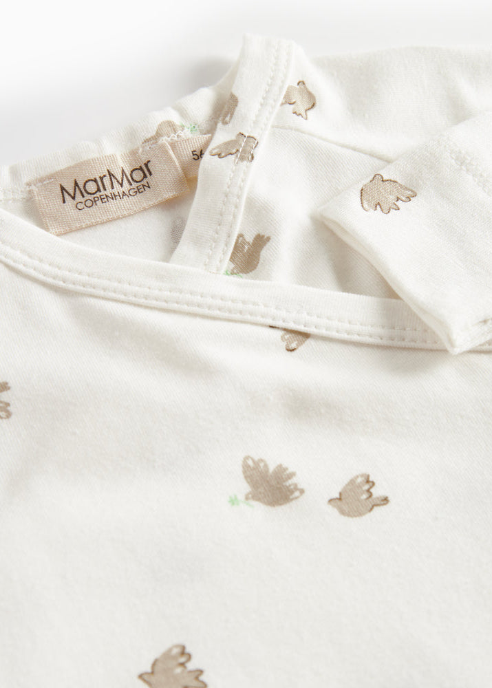 Close-up of a baby outfit with bear patterns and a Marmar Copenhagen tag on a white background.