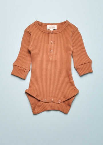 THE RIBBED ONESIE - CINNAMON