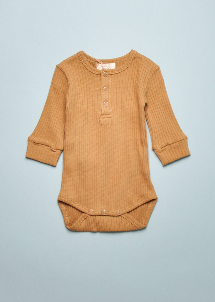 THE RIBBED ONESIE - CAMEL